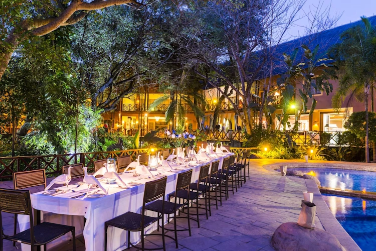 chobe marina lodge dineren bij het zwembad.webp