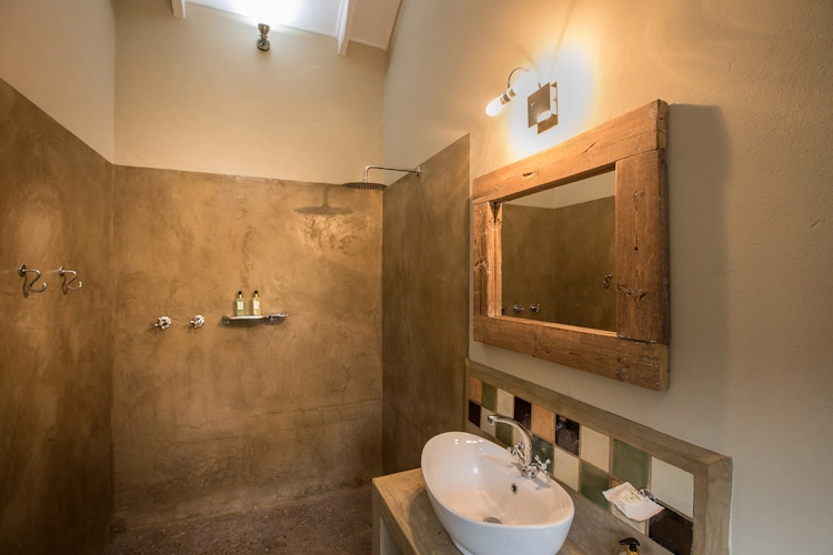 robins camp aangezicht badkamer.webp