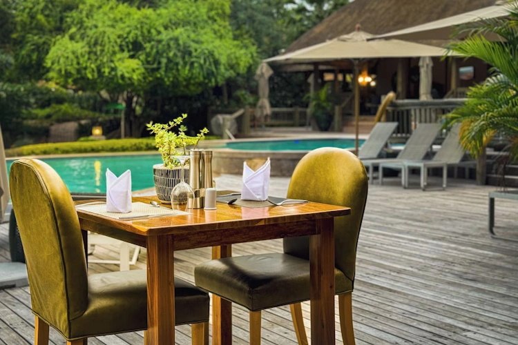 shearwater explorers village buiten eten bij zwembad.webp