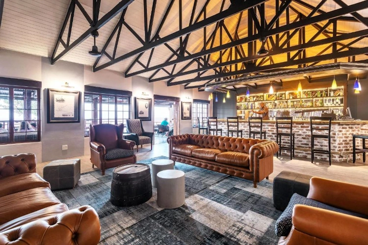 etosha safari lodge lounge en bar.webp