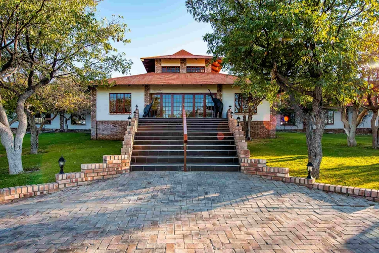 etosha safari lodge aankomst.webp