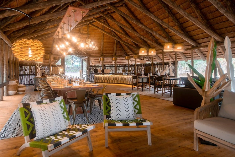 mogotlho safari lodge restaurant binnen.webp