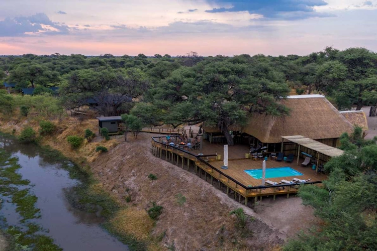 mogotlho safari lodge vanuit de lucht genomen.webp