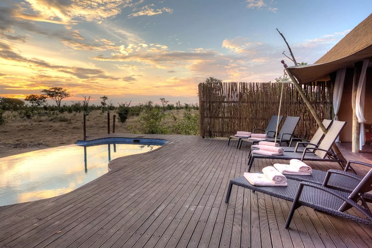 hideaways camp kuzuma zwembaddek.webp