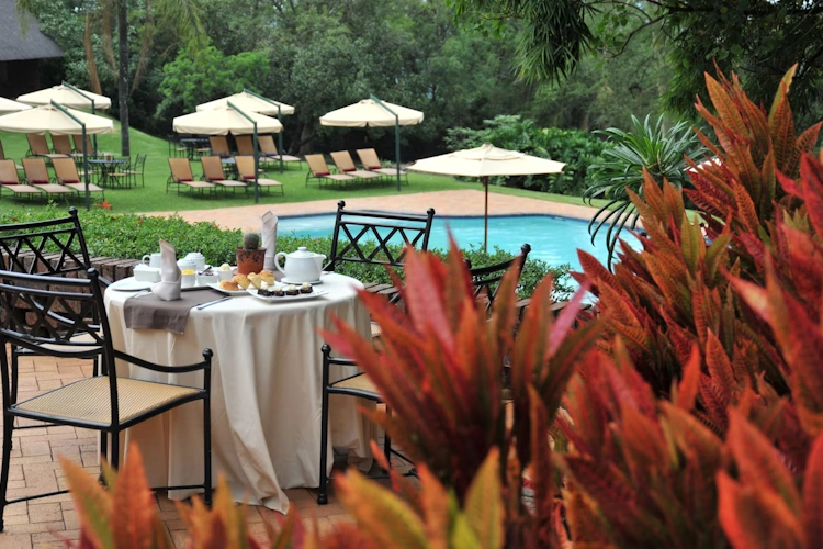 hazyview sun hotel buiten lunchen.webp