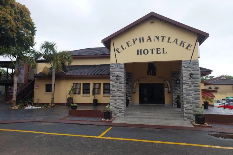 elephant lake hotel buiten voorkant.webp
