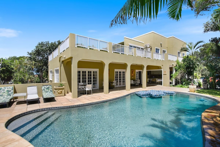 caza beach guest house zwembad.webp