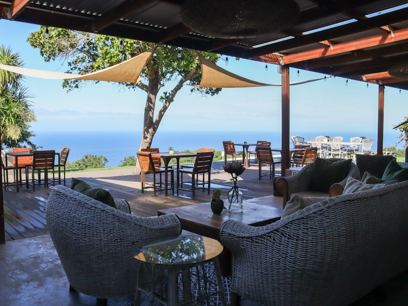 Misty Mountain Reserve Ocean View Family Lodge hoofdgebouw terras.webp