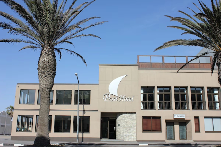 Prost Hotel Swakopmund buitenkant.webp