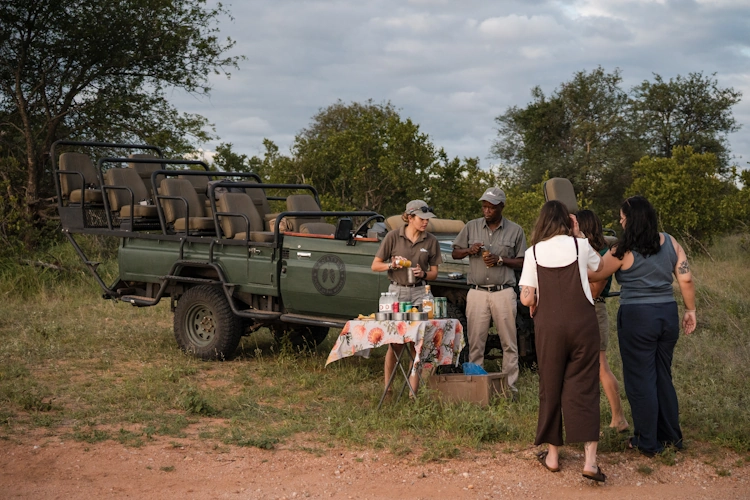Xanatseni Private Camp sundowner 006.webp