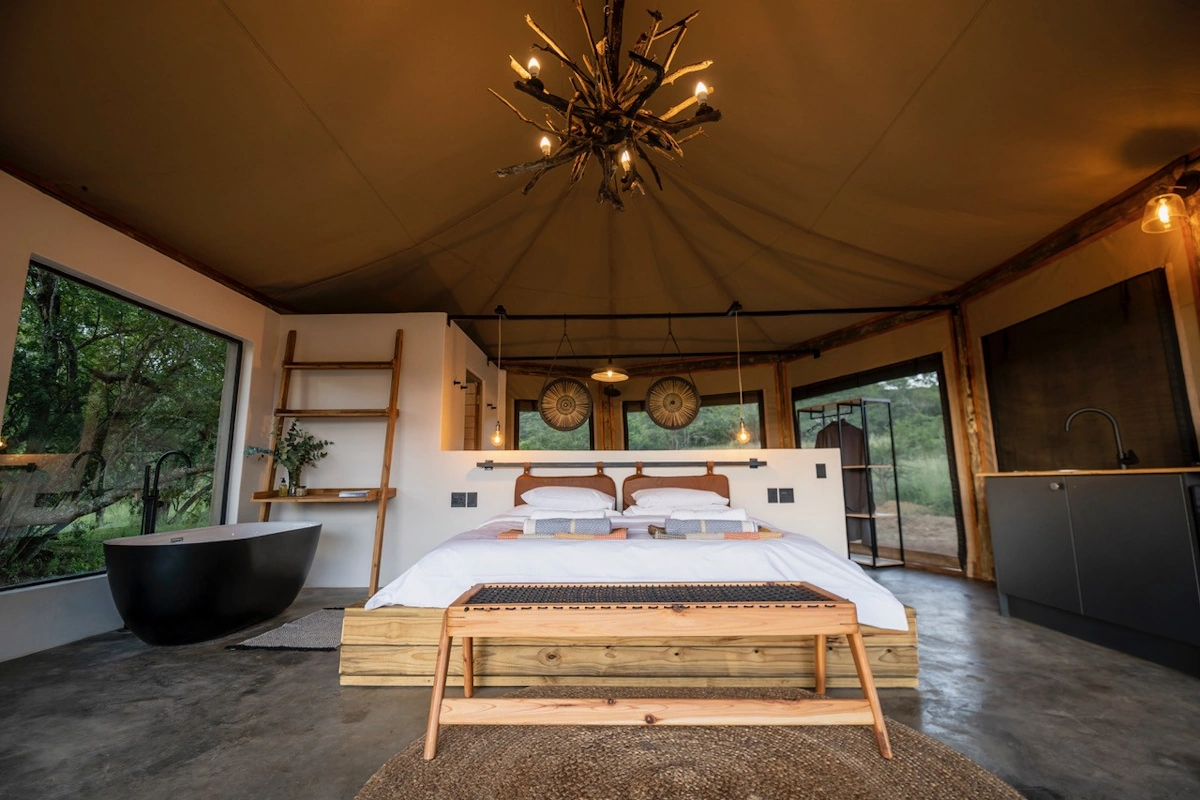 Sasi Bush Lodge Lodge Ukusa Couple Tent interior 001.webp
