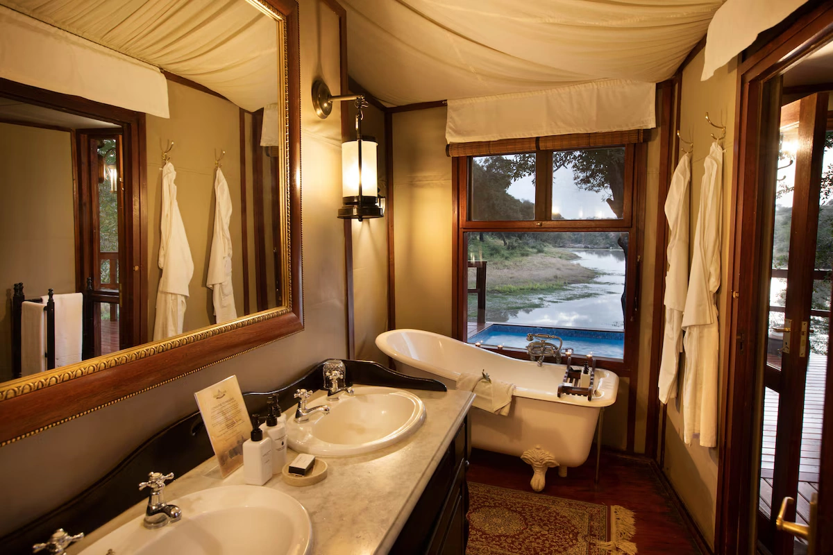 Hamiltons Tented Camp badkamer.webp