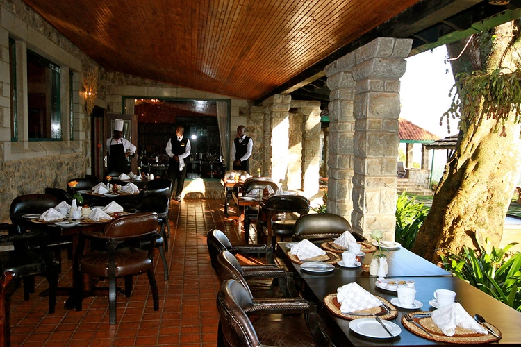 Aberdare Country Club buiten eten.webp