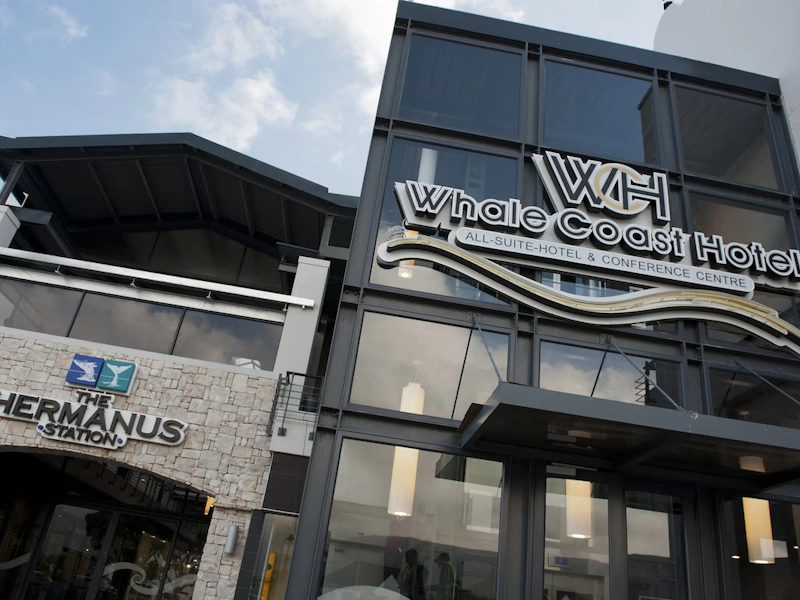 Whale Coast Hotel buitenlant.webp