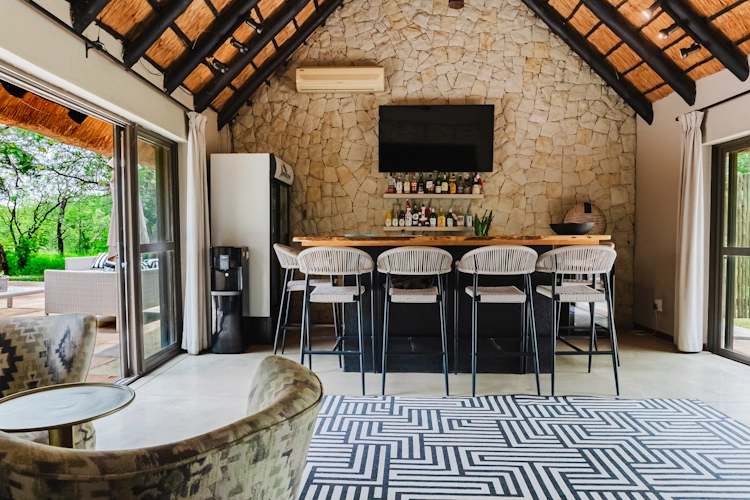 Xanatseni Private Camp bar 002.webp