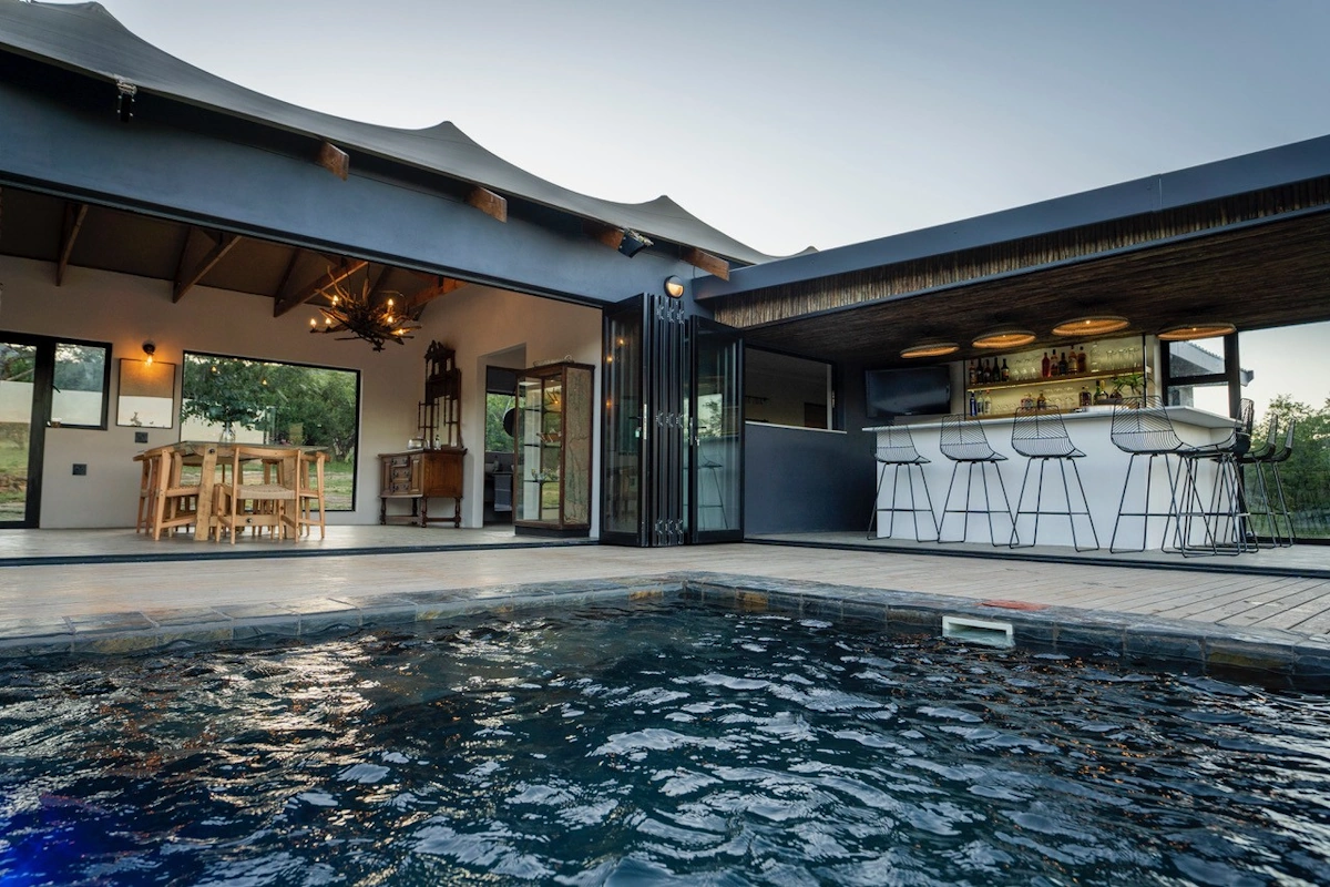 Sasi Bush Lodge hoofdgebouw 001.webp