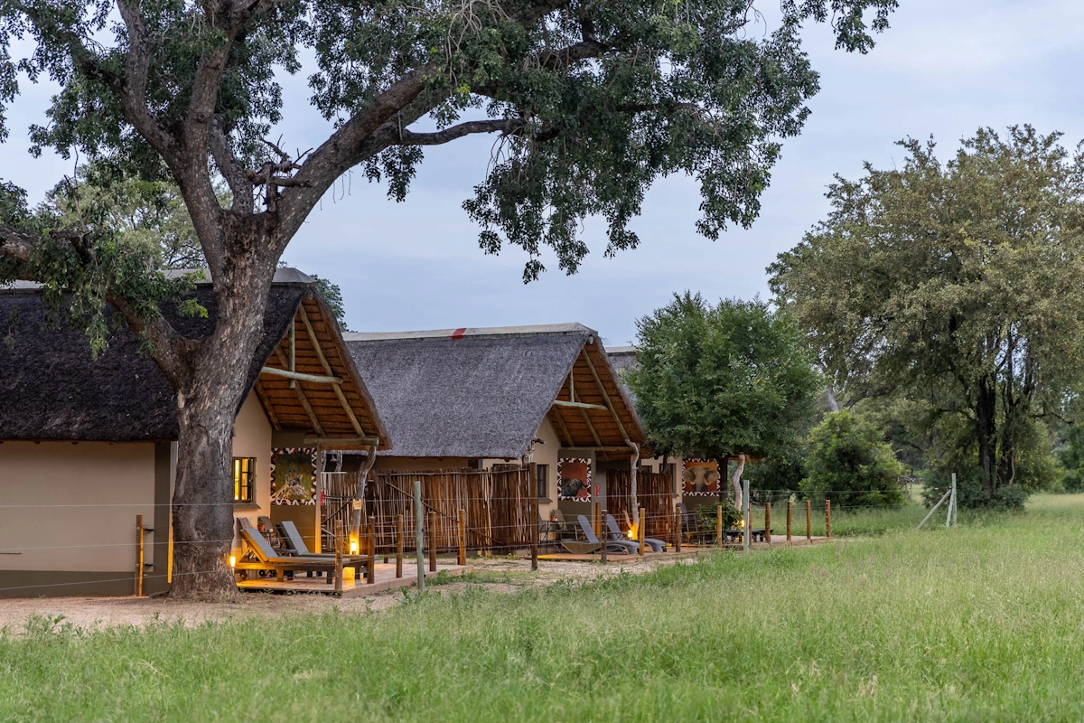 Umkumbe Safari Lodge Riverside superior kamer buitenkant 001.webp