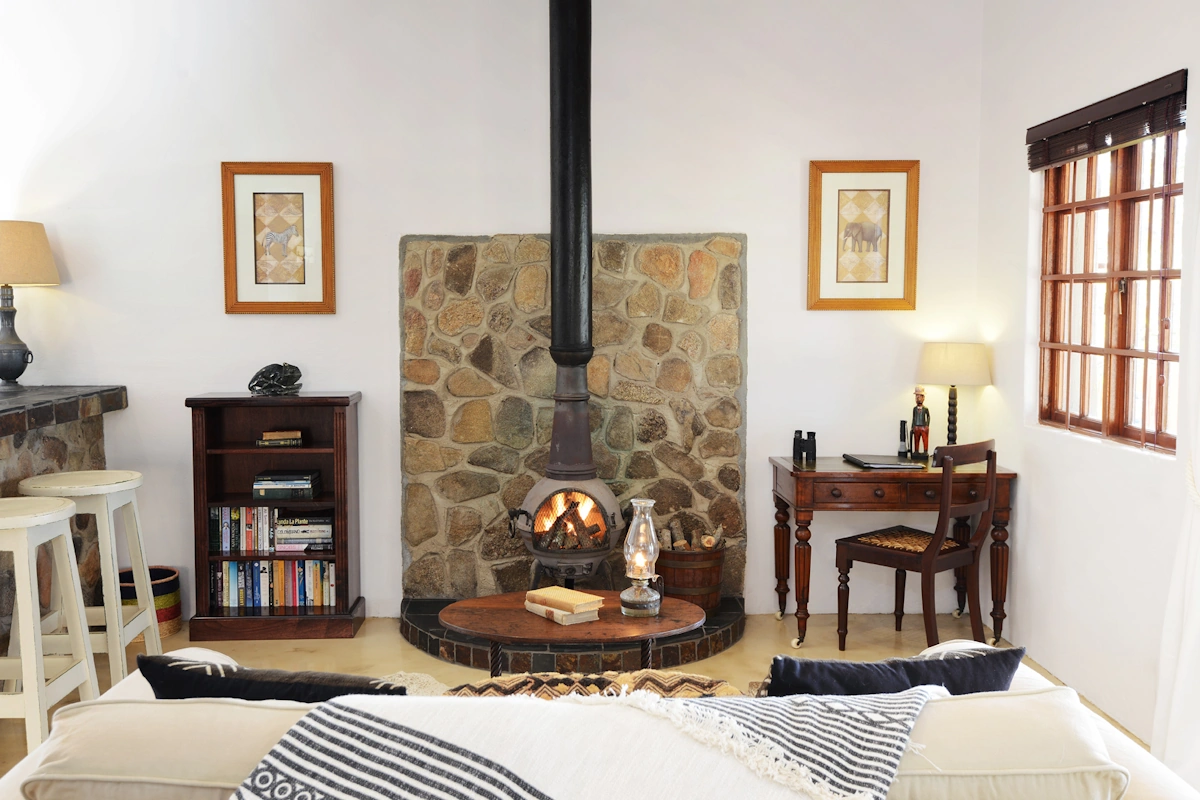 Tomjachu Bush Retreat Keepers Cottage Lounge  001.webp