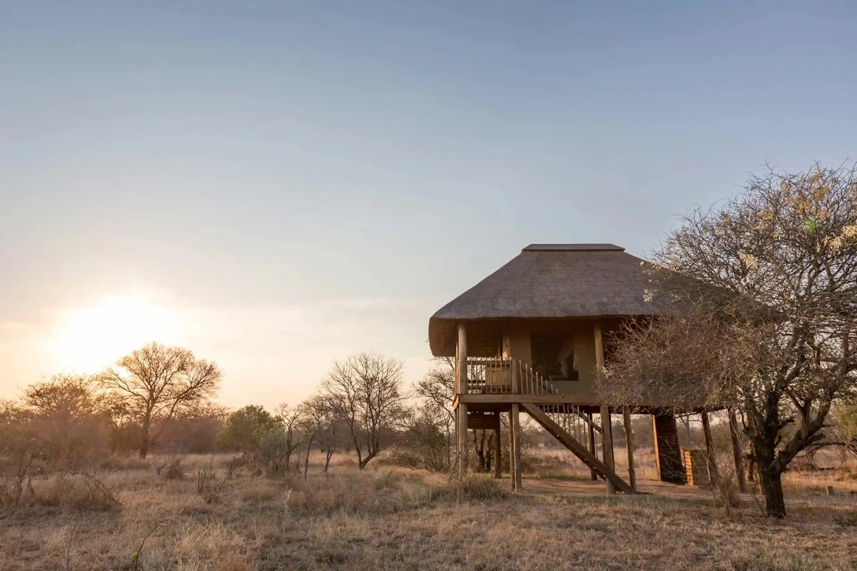nThambo Tree Camp chalet van buiten 002.webp