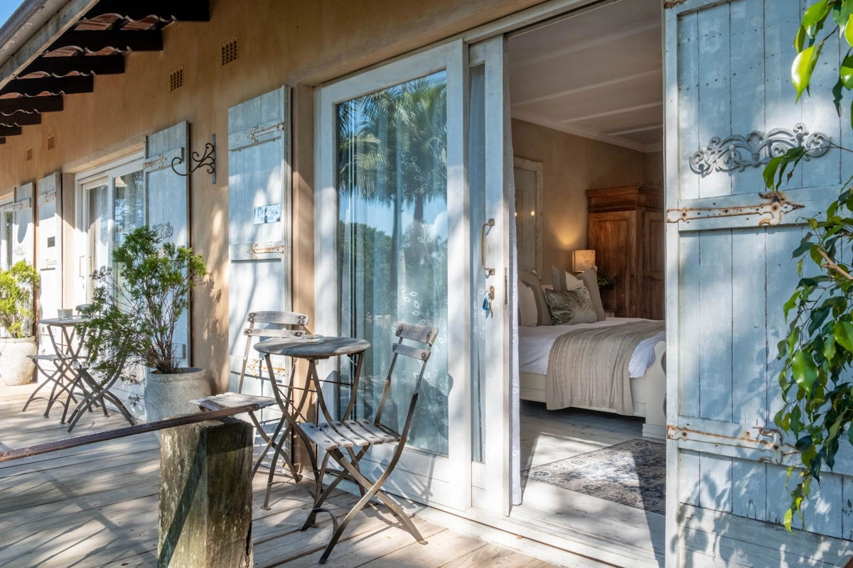 Petite Provence kamer buiten zitten.webp