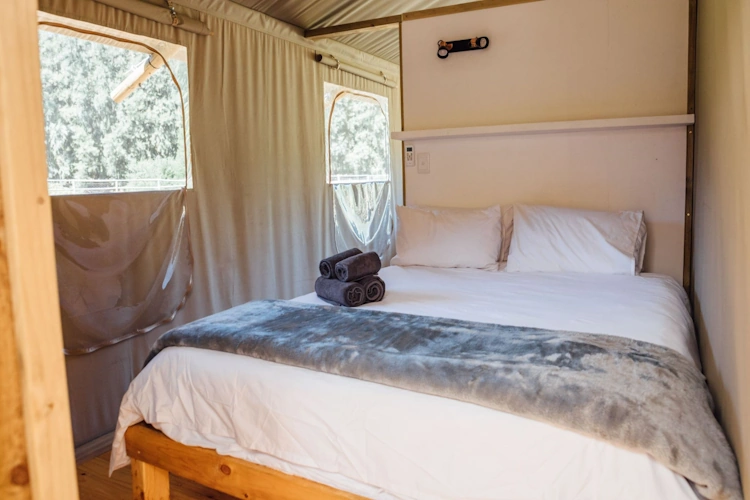 AfriCamps Waterberg slaapkamer 2 persoonsbed.webp