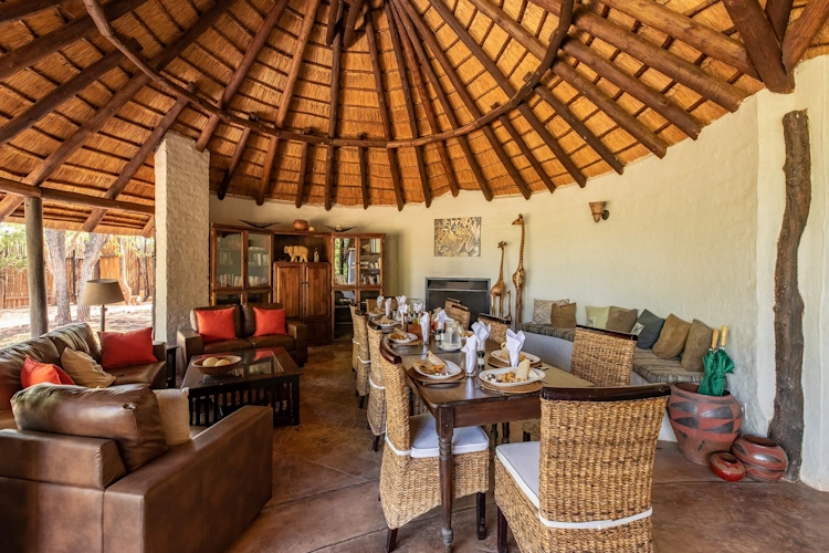 Mopane Bush Lodge binnen eten 001.webp
