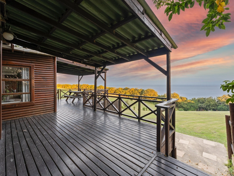Misty Mountain Reserve Ocean View Family Lodge buitenkant terras.webp