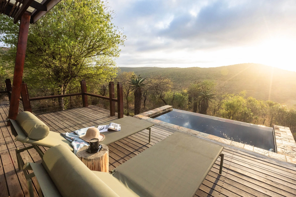 Rhino Ridge Safari Lodge UITZICHT over zwembad 001.webp