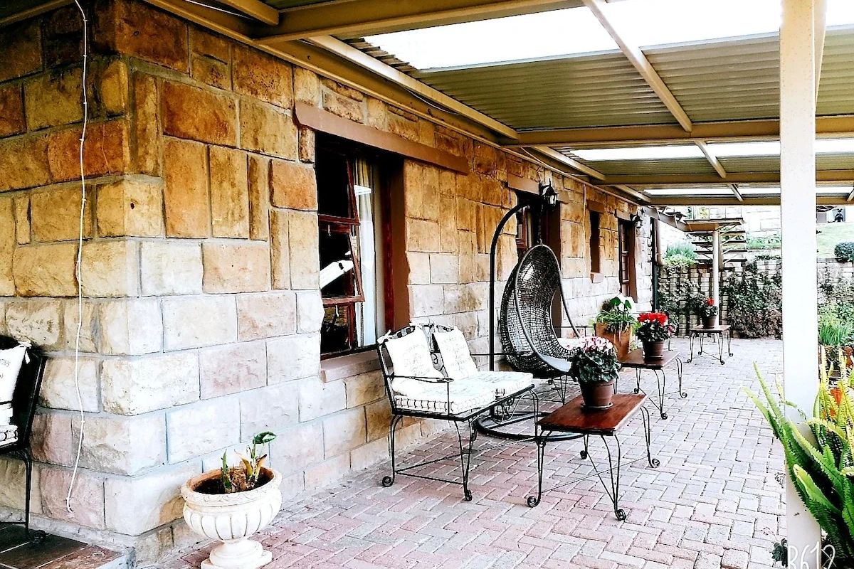 Ash River Lodge buiten zitten.webp
