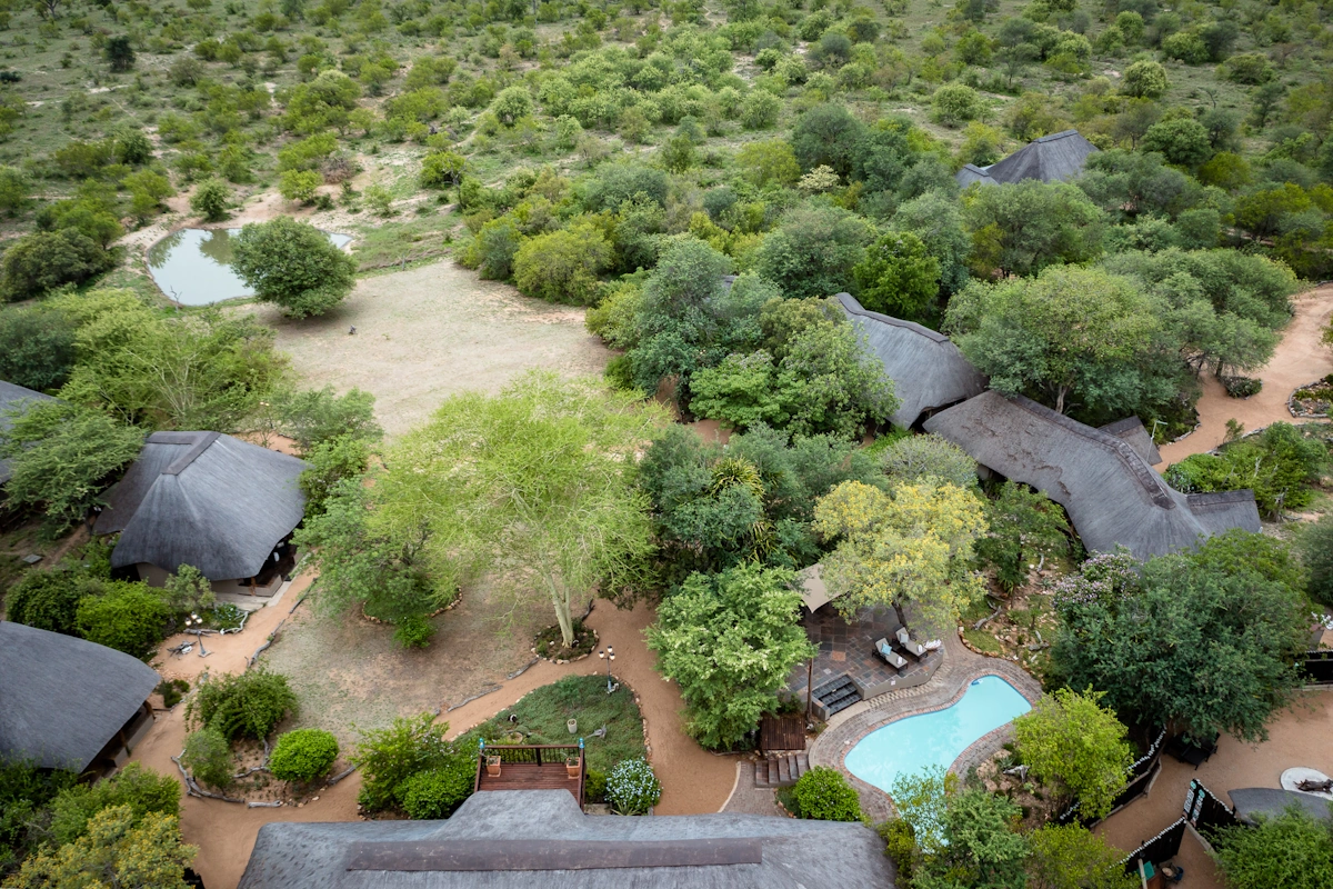Kambaku Safari Lodge vanuit de lucht 001.webp