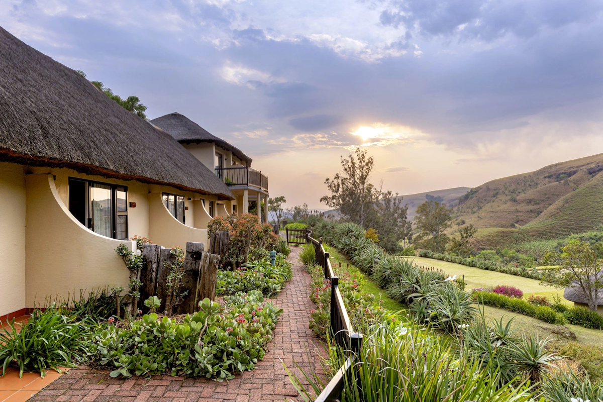 The Cavern Drakensberg Resort & Spa kamers patio 001.webp