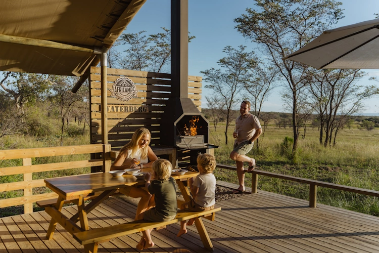 AfriCamps Waterberg terras buiten 001.webp
