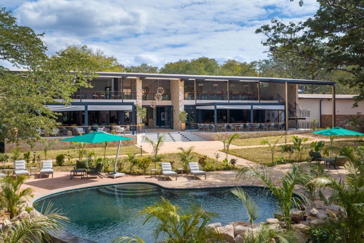 waterfalls lodge victoria falls tuin.webp