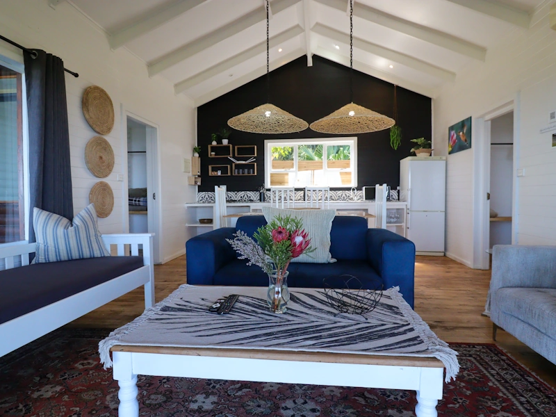 Misty Mountain Reserve Ocean View Family Lodge woonkamer.webp