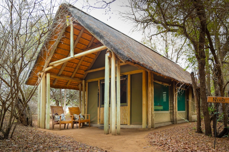 Bateleur Safari Camp tent buiten.webp