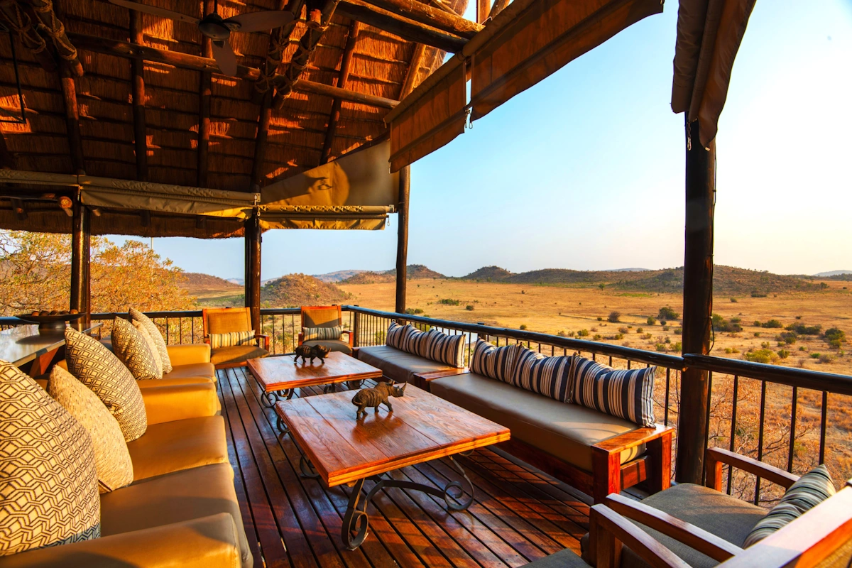 Tshukudu Bush Lodge lounge 001.webp