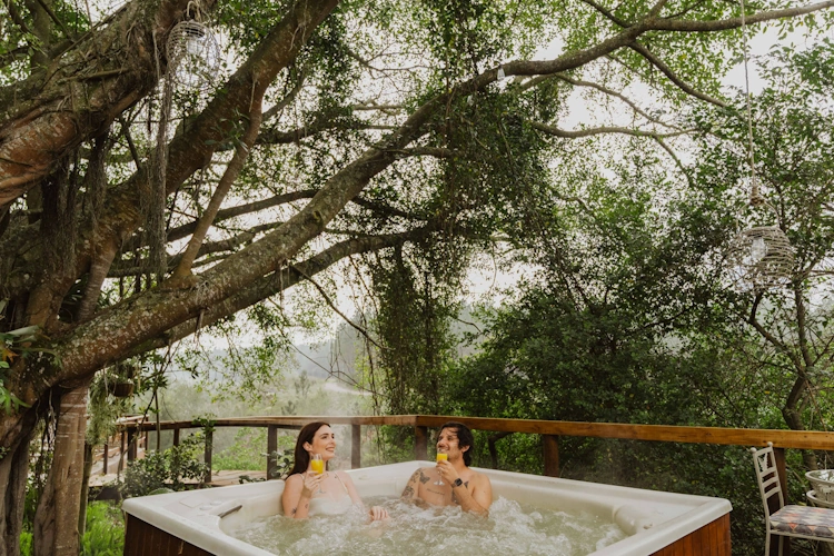 The Fernery Lodge and Spa buiten jacuzzi.webp