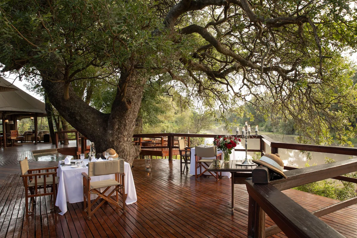 Hamiltons Tented Camp terras 001.webp