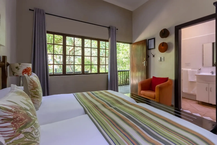Emdoneni Lodge chalet van binnen.webp