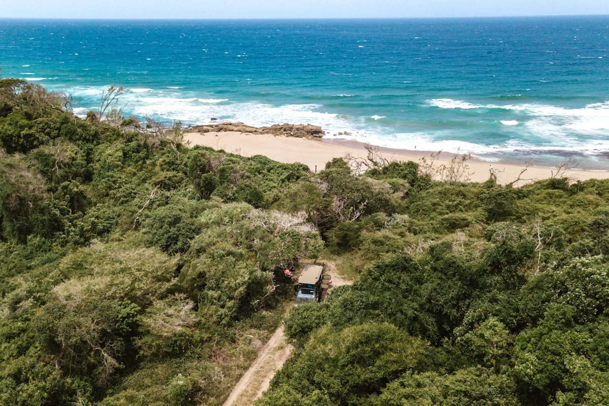Makakatana Bay Lodge strand 001.webp
