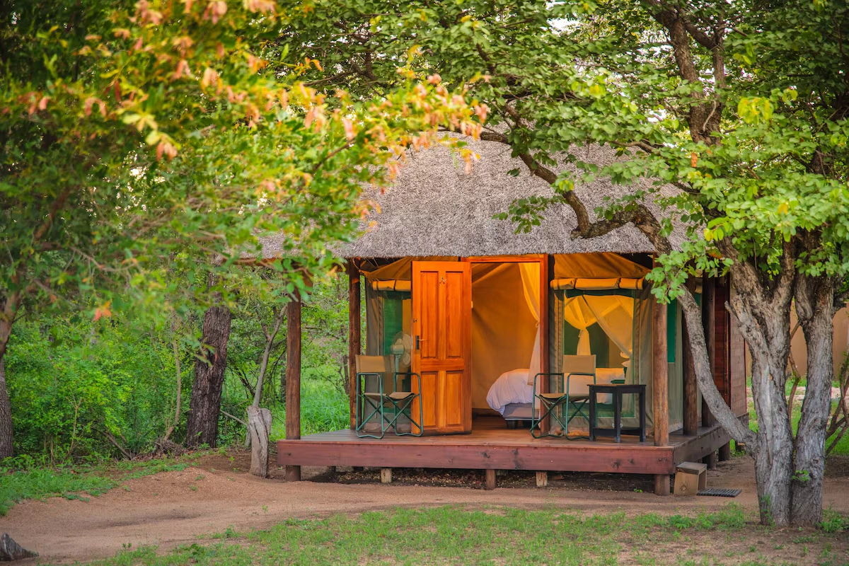 Shindzela Tented Safari Camp tenten buitenkant 002.webp