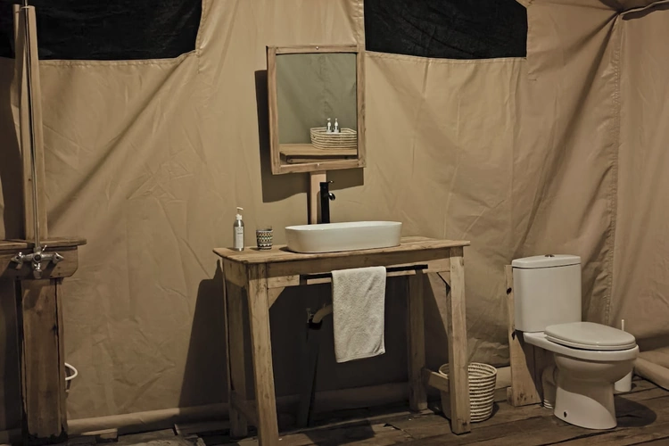 Kananga Julia’s River Camp tent badkamer.webp