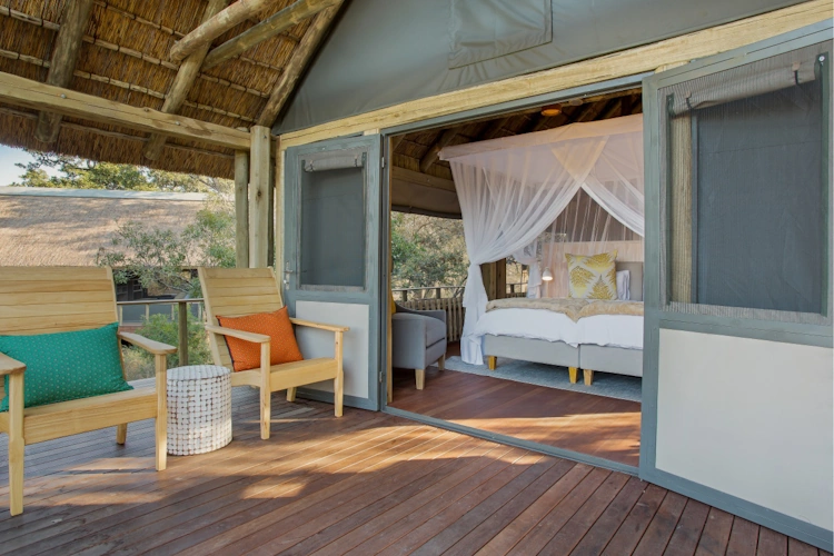 Bateleur Safari Camp terras bij tent.webp