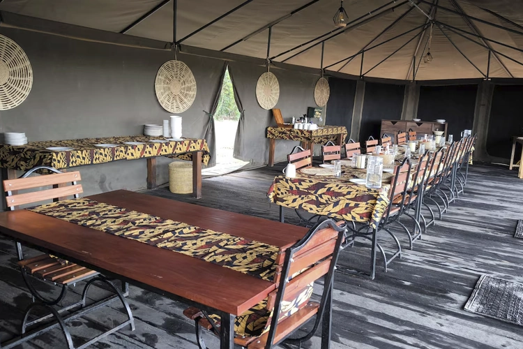 Kananga Julia’s River Camp dineren.webp