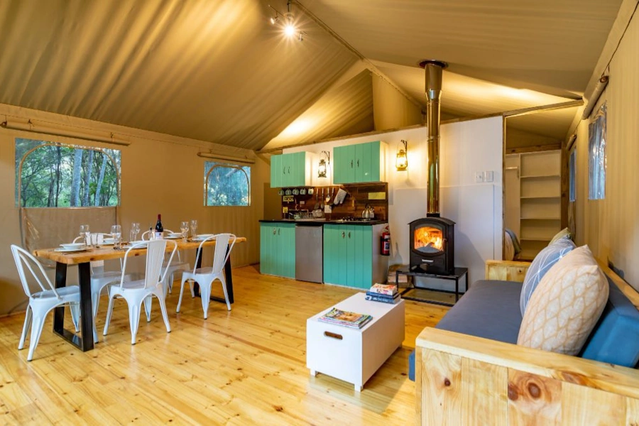 AfriCamps Klein Karoo tent binnenkant 001.webp