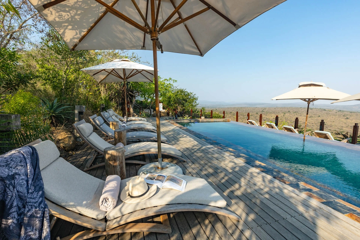 Rhino Ridge Safari Lodge zwembad 002.webp