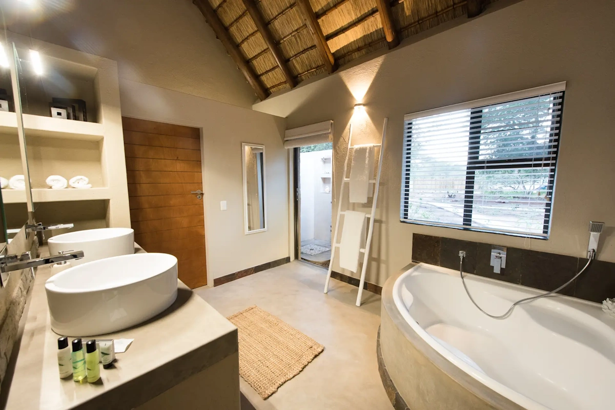 Bushbaby River Lodge badkamer.webp
