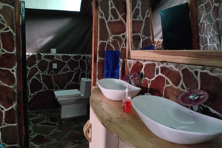 Mara Duma Bush Camp tent badkamer.webp