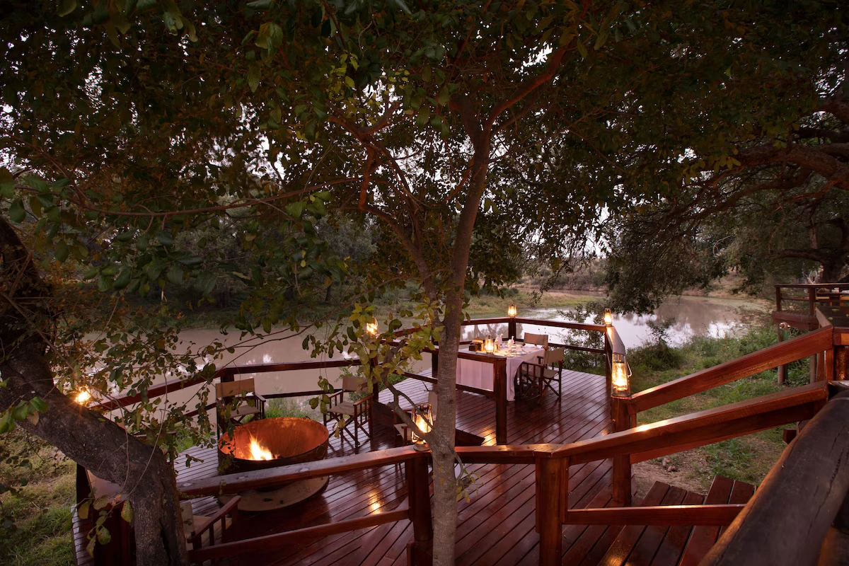 Hamiltons Tented Camp buiten dineren 002.webp