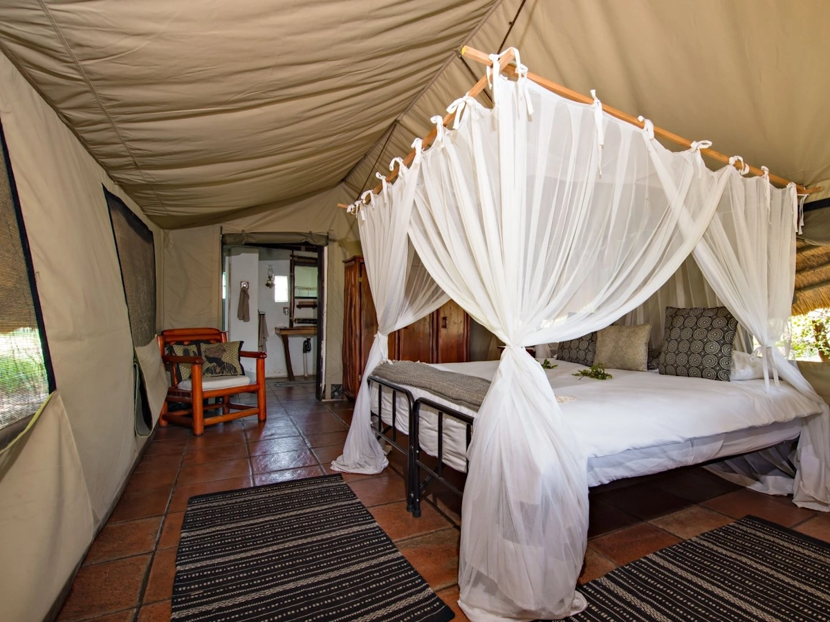 Pungwe Safari Camp tent van binnen.webp